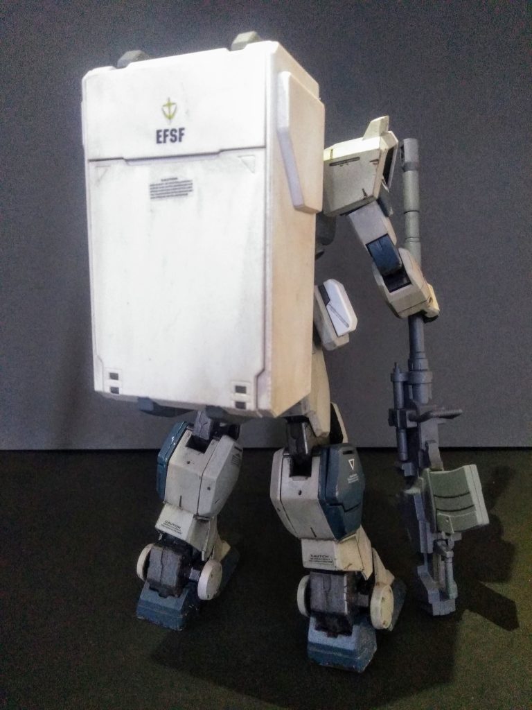 「陸戦ガンダム」のアイデンティティで在る 「コンテナ」を背負ってみます 😆しかし、この設定を考えた方は天才ですね😍 武装を現場で"換装"とか"ロマン汁"が 溢れ捲って止まりません😂😂😂他の機体とも"差別化"が図れますしね🧐