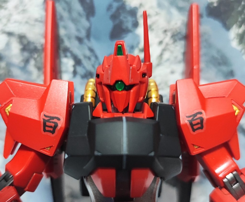 今回の改修ポイントとしては、よりサザビー感が出れば良いなと思いツインアイ部分をモノアイにしております。バイザーを少しカットし調整、モノアイがハマるようにしています。