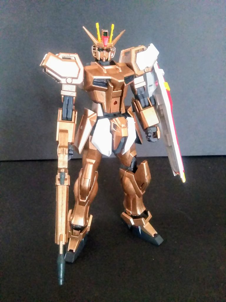 毎度の事ながら「中古屋さん」より身請けを して来ました😊 「EG ストライク ガンダム」 500円(税抜き) と成ります😋 「ライフルとシールド」が付属しているタイプです🧐