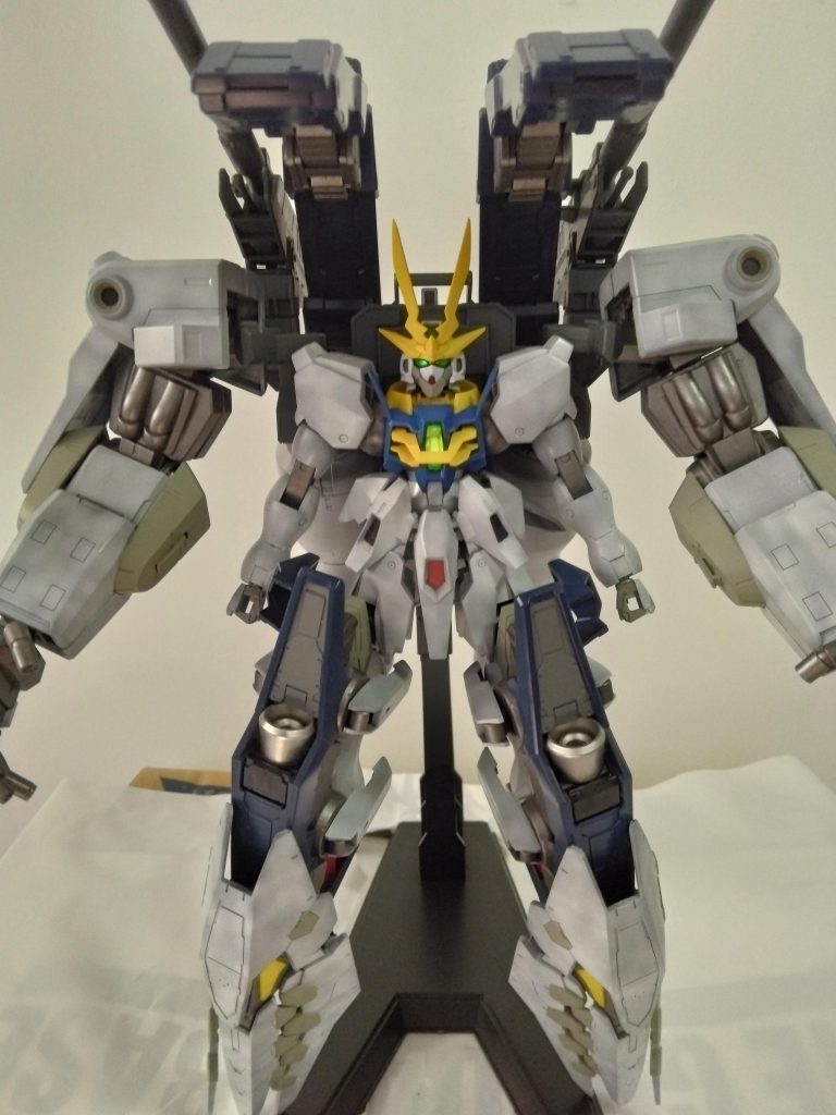 ハッチ部分を開けると、本体ティフォエウスガンダムが（肩は余剰パーツの方を使用しています）