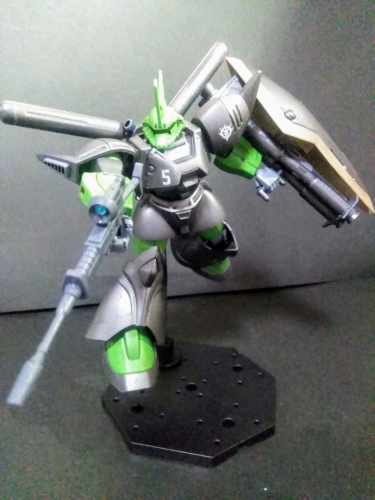 と、いう訳で"ゲルググの派生機体"である『ゲルググ マリーネ』を弄ってミマシタ🤣本来なら『MRB-110』という「UP主達」 『長モノ武装絶対信者』が涎を垂れ流して 咽びなく「大型ビーム ライフル」を装備して います🤤 が、今回は左側がアレなんで 「標準装備のビーム ライフル」を携帯です😋