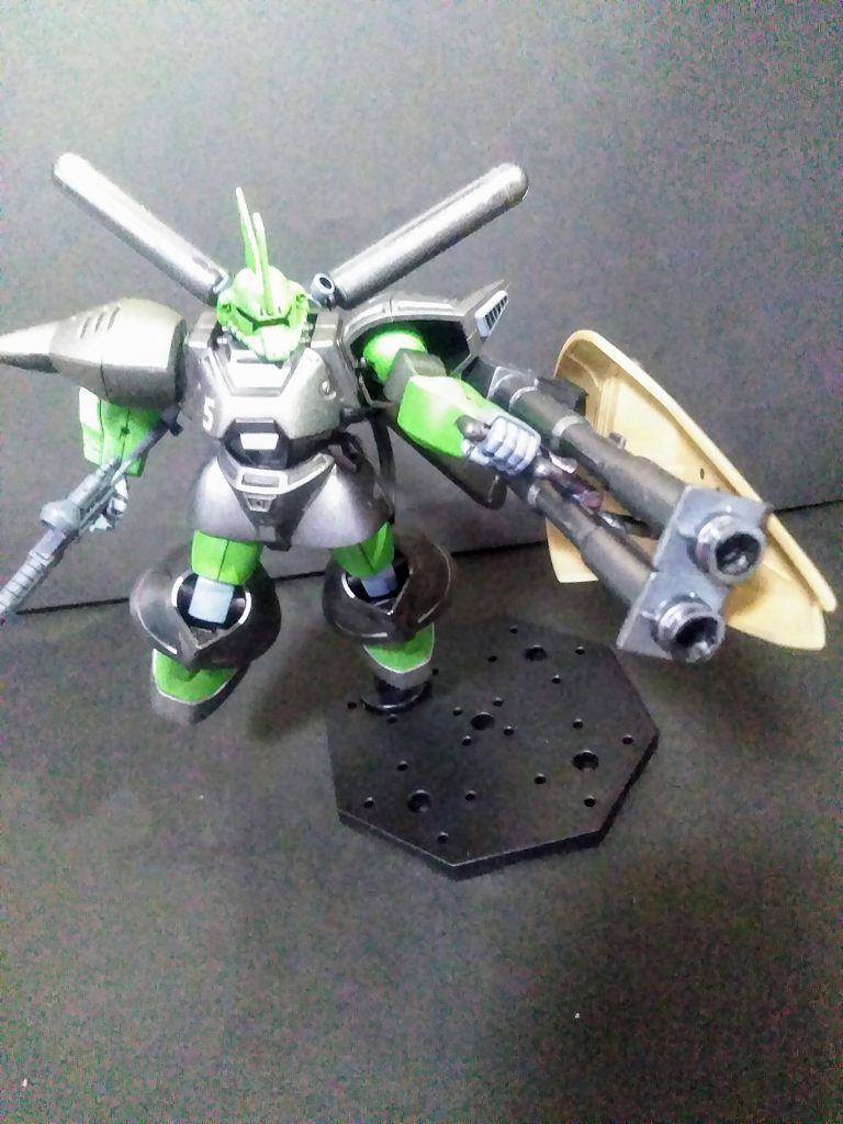 ハイ。『 2 丁並列配置型 ジャイアント・ バズ』を左腕に固定装備 😍 着弾暴発を防ぐ為に『専用シールド』を設置😁 しかし、取り回しは最悪となるのでした 😖💦💨