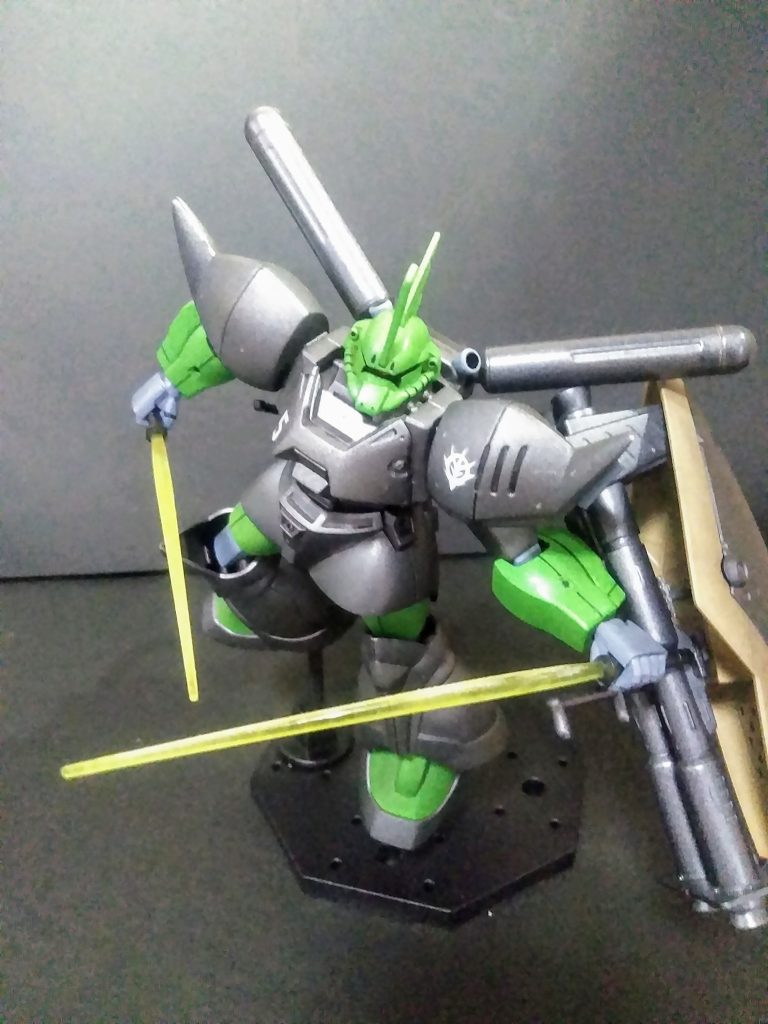 キット付属の『ビーム サーベル』はよく観る通常型🤔 『薙刀タイプ』は演出的にも画面映えが 良いのでしょうが使い勝手は此方が上かな❓😏