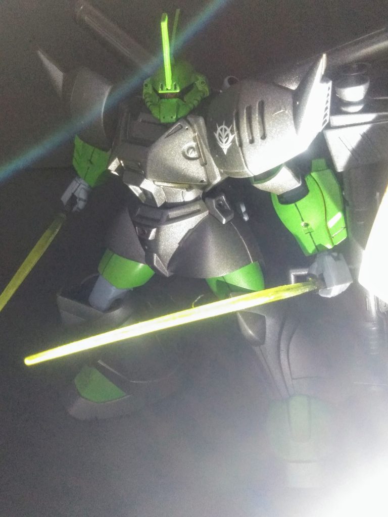 ドコカラどう観ても『普通のゲルググ らしさ』が観てとれるコノ機体🤔 『イェーガー』が洗練され過ぎなのが 良く判る😊 此方は本流と言い張れる「無粋なカッコ良さが滲み出る」そんな素敵な良キットですね🤗まぁ「HGUC黎明期のキット」なので色々弄る苦ぎょ❌・・・ 楽しさが在りますね😋