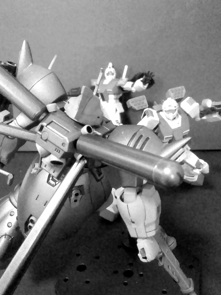 『茨の園』外周宙域をパトロール中に 演習中の『ジム部隊』を発見する 『ギメイ・ヲツカッテル 特務大尉』 しかし彼は戦闘の意思を示さず『ジム部隊』に接近するのでした・・・