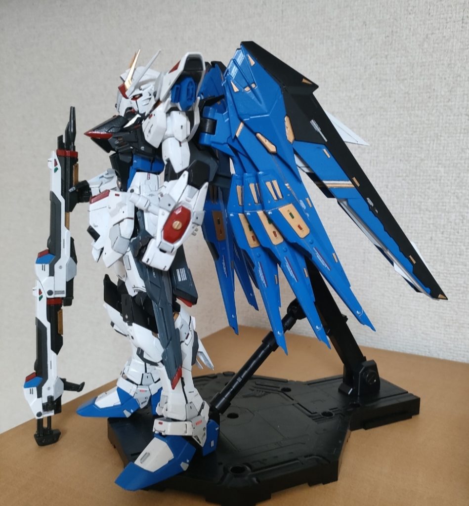 翼にはドラグーンを装備