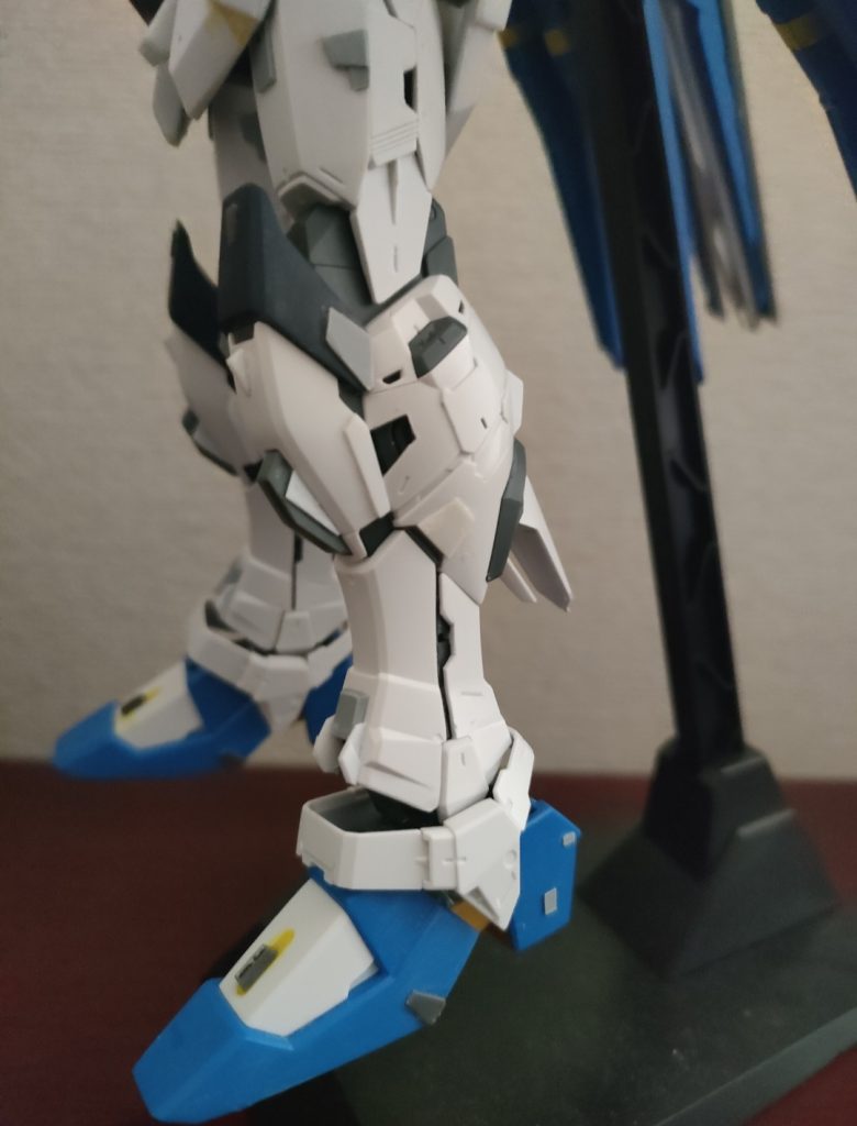 足をストフリに変更し内部フレームが少しでも見えるように加工、くり抜きしています