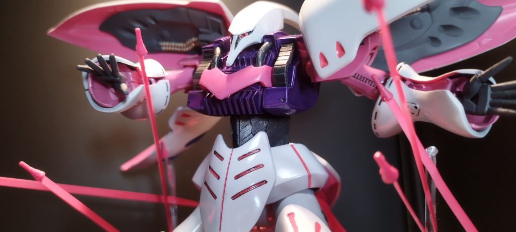 胴体を蛇腹にしてます。ファネルのコンテナも腰に移動しています