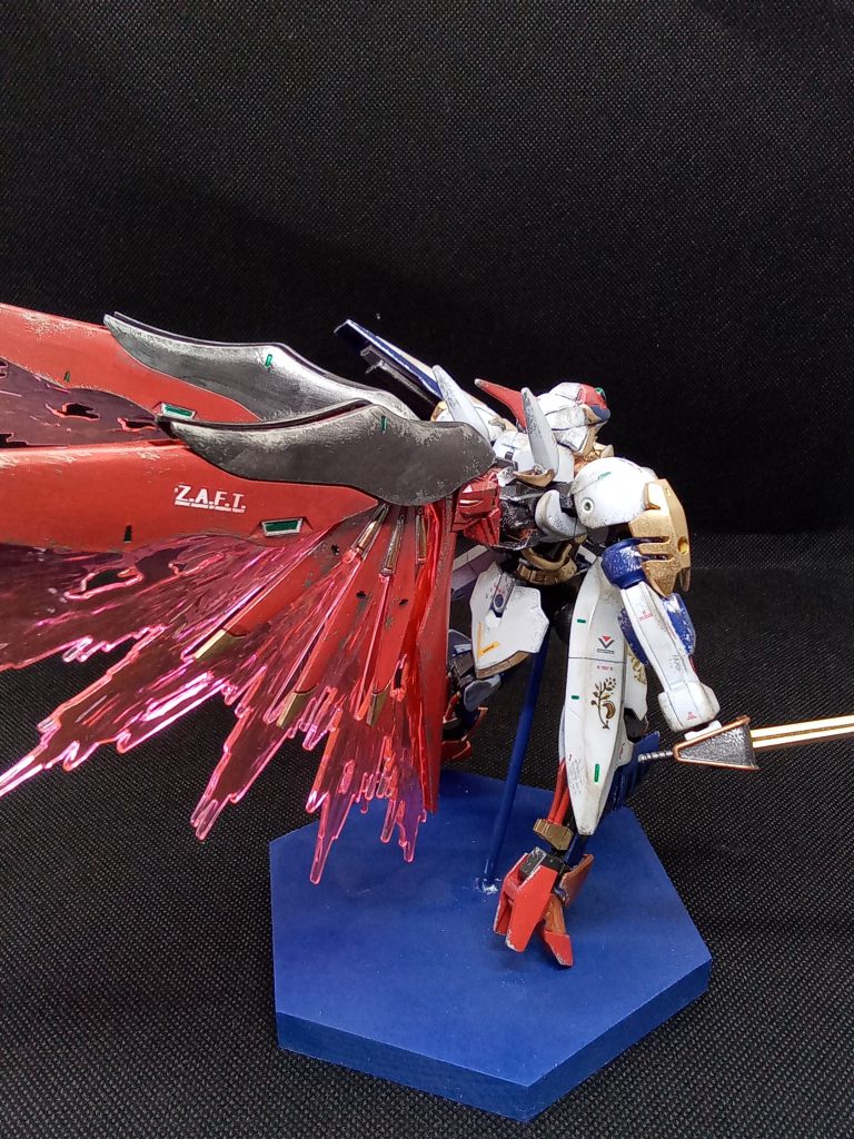 鉄血は背中に背負わないシルエットですが大型のものをくっつけてみました取り外せるようなってます重心が悪いのでお手軽簡単スタンドを角度調整して制作(単価数十円♪)