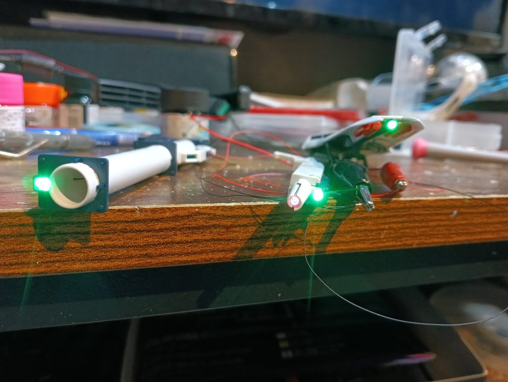 LED電飾の都合上、いつも武器から組み始めます。