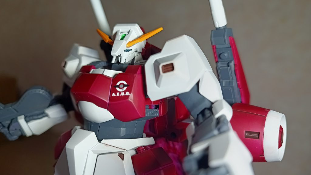アップ。ビルドガンマガンダムのひさし部分は延長しました。ずいぶん永野テイストな顔ですよね…。あと地味に首を作りました。効果があったかは微妙ですが…
