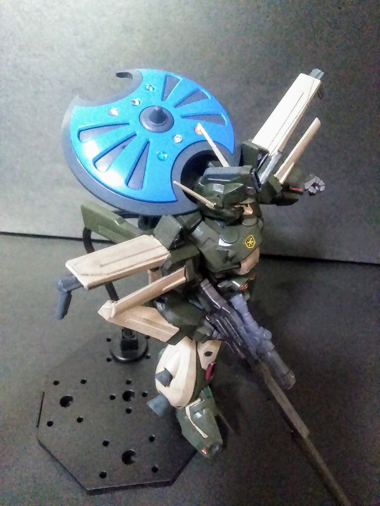 そんな訳で｢偵察機体要素を蛇足作業｣と、　相成ります😤　　　　　　　　　　　　　　　　　　　　背中に｢ナンチャッテEWACユニット｣ぽい　　　　モノを背負ってみました😁　　　　　　　　　　　そして｢偵察機｣と云えば｢狙撃用ライフル｣😍