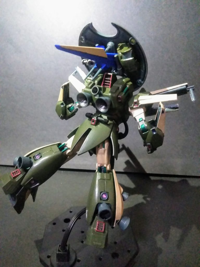 反対側からもドウゾ😆👍➰　　　　　　　　　　　　こんな感じで｢偵察用｣に観えれば大成功と　相成ります😤　　　　　　　　　　　腰には｢ビーム サーベル｣を装備です🧐