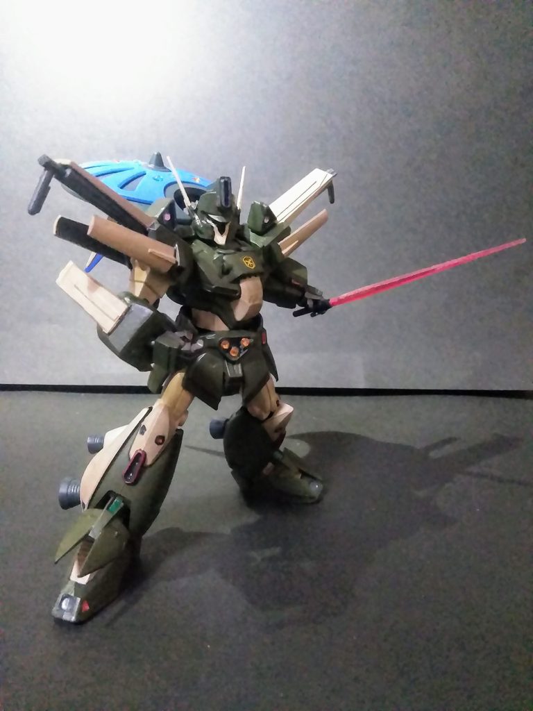 なので、何時も通りに｢ビーム サーベル｣　　　　　　抜刀です😤　　　　　　　　　　　　　　　　　　　　　ウ～ム ｢ガンダムSEED 劇場版｣に登場の         あのMSに似ている様な❓🤔