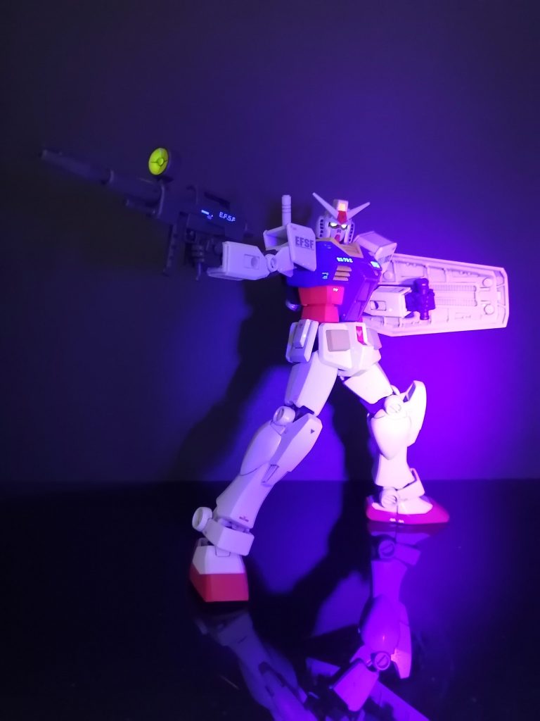 いつものごとく、ビコーンとUVライトでツインアイ等が発光するんですが。今回やってしまいました😅エアブラシの中に蛍光塗料が残っていたのでしょう。白色パーツにもぽつぽつ蛍光塗料が付いてしまいました。完成してから気づいたので、今回はこのままにします。エアブラシはしっかりお手入れしましょう。