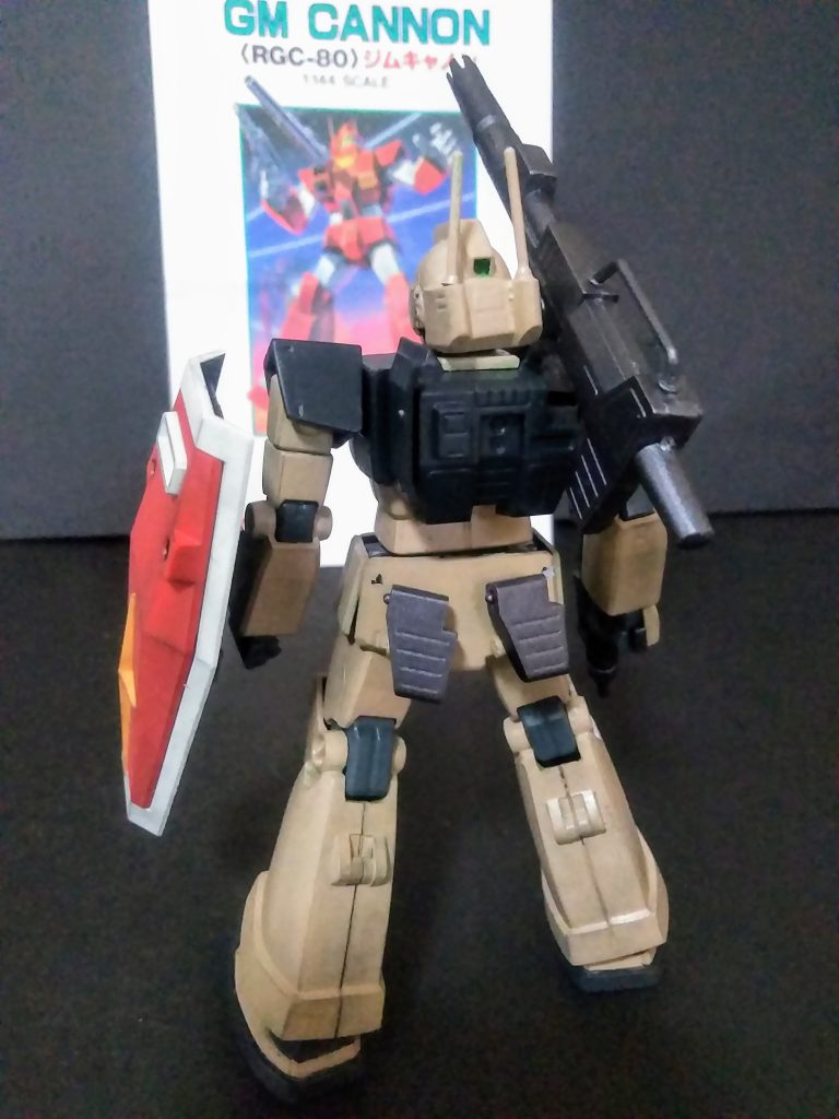 『分 舜法 准尉(妄想…粗暴たけど芸を駆使して他者を愉しませるのが大好きな戦士)』が駆るこの『ジム・キャノン』😁 『トリントン基地所属』なので「デザートカラー風」に塗装が施されております 🤔 機体特性の「中距離射撃戦闘」をドノ様にこなすのか❓🧐と、云うわけで妄想『 0083 トリントン基地 所属ver,』を晒して逝こうと思います😤