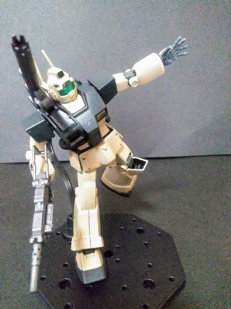 この『ジム・キャノン』は以前に投稿を 致したモノを「リビルド」してます😄 『1/144 旧キットのジム・キャノンと HG ジム』とのミキシングだったりします😤先ずは地上戦用連邦MSの定番兵装「100 mm マシンガン」😁「 UP主はこのマシンガン」が大好き😍