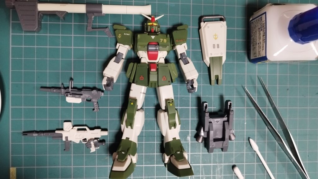 色替えして、墨入れして、デカールデカールは、初代HGのガンダムを意識して貼りましたこの時まだREVIVE頭