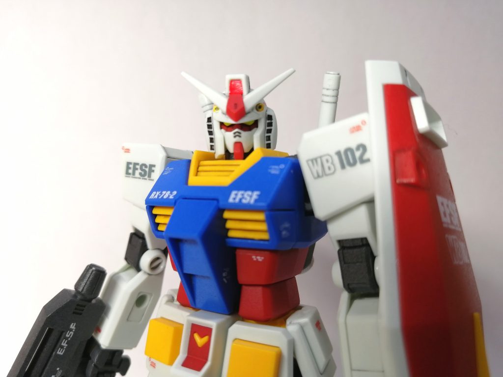 1/144スケールではエントリーグレードのガンダムのスタイルが一番好きです。武器とシールドが残念な感じなので、武器とシールドはHGのを使いました😄