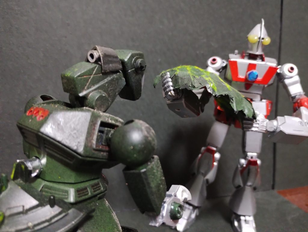 普段はクールに戦うウルトラガンダムがやけに上機嫌だ。作動音が笑っているようだ。そして襟巻を剝いでしまった。剝がされた所が何故か赤い色をしている。