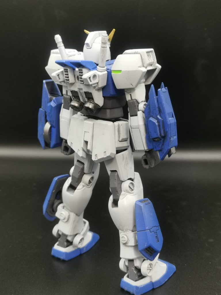 背面装備はそのうちに。脚のスラスターも別の装備へと換装できます。