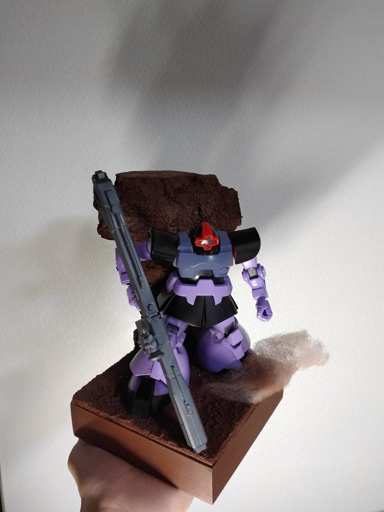 ちなみに今回のドムは全塗装してるんです！汚れていて気付けないのであまりやる意味はなかったかもしれません…本当はここで完成にしようと思っていたのですがあまりジオラマでなじまなかったので追加としてウェザリングをしました。