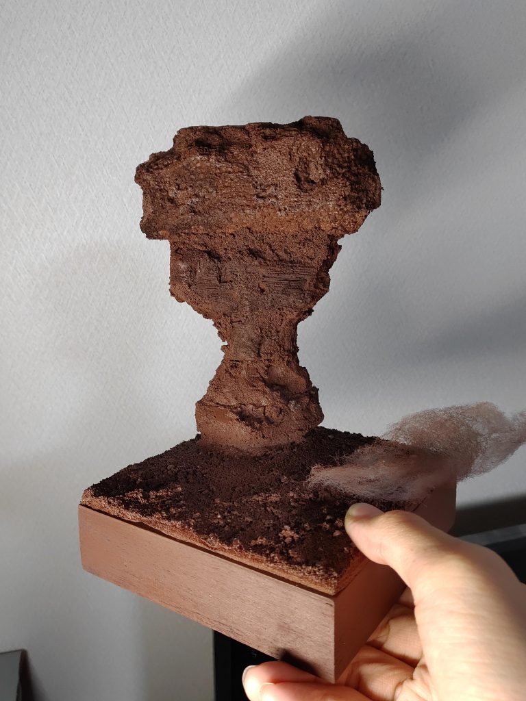 切り貼りしてできたのがこのジオラマです。今は追加でドムの足を乗せる段を追加しています。