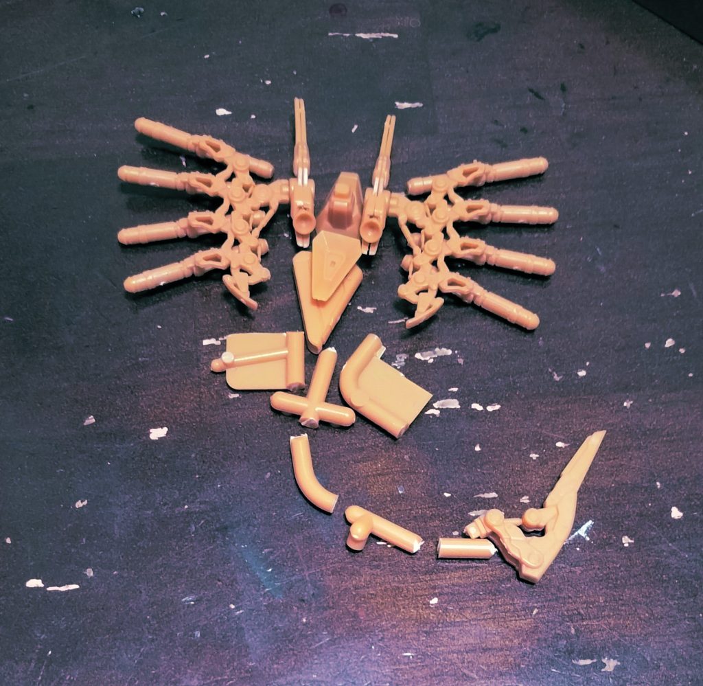 ●月面都市フォン・ブラウン市の第三次拡張工事計画に向けた地質調査の際に発見された遺物。●機械のようにも生命体のようにも、見えなくもない。●記者会見に臨んだ地質調査団団長のM大佐によると「この物体が生物なのか機械なのか、金属なのか粘土なのか、それすら我々の科学力ではわからないのだ」という。●ネットの反応は冷ややかで、どうせただのフェイクだろう、というのがもっぱらのウワサだ。