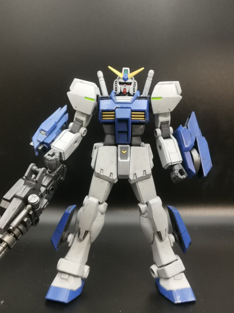 勝率やプレイヤー技術より、武器の改造や設計に重きを置くビルダータイプの搭乗者という設定から。安価に調達可能なEG ガンダムをベースに、武器を調整するという意味でシューフィターの名前と、NT -1のカラーリングとデザインに寄せています。