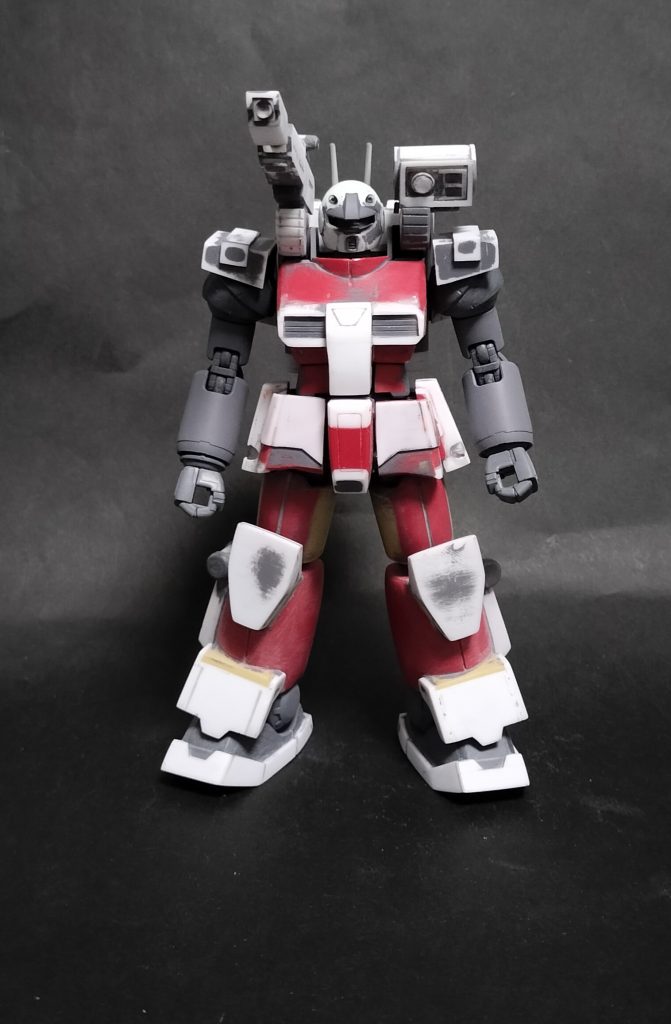 工作が大体完成し、捨てサフして磨いた後です。サフが残っているバイザーと腕以外、大体改造しました。口や胸のダクトが細かいプラ版を貼って地味に大変でした。ここまで来るのは結構辛かったです。