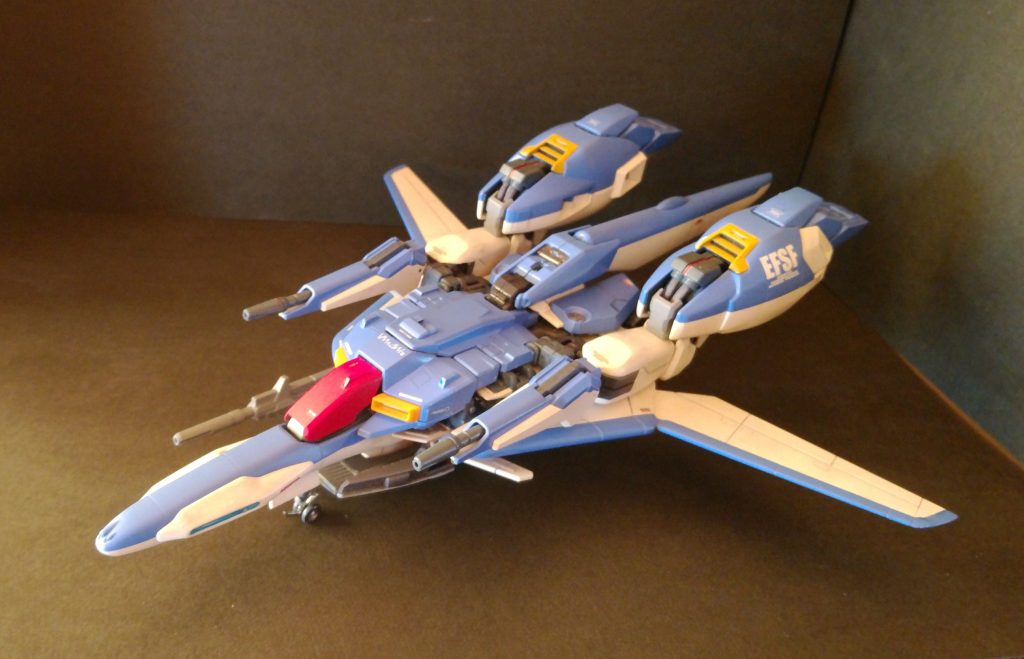 ダブルキャノン無しで更に小改造を施しました。機首のカナード翼を取り除きました。変形用の股関節パーツを一旦切ってからずらし、足を１ミリ程度前方に配置しました。これによりMS時にも足の位置が前方にシフトします。