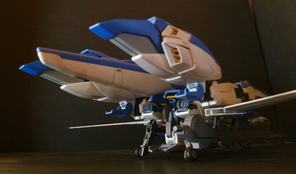 着陸脚を腰前の装甲に付けました。何かの丸い間接をなんやかんや整形してタイヤに見立てています。