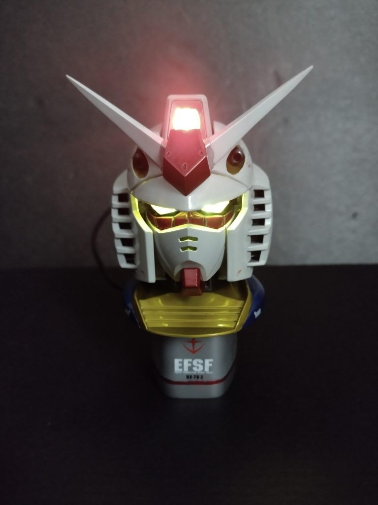 頭部だけだと大きいけど低いため、底上げで土台を付けてます。