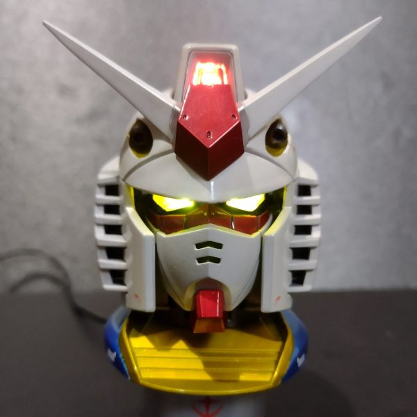 ガンダムヘッド　こ、こいつ…光るぞ！