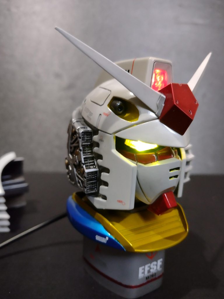 内部メカも良く出来ているのに中途半端にしか開かないので、サイドは脱着可能に