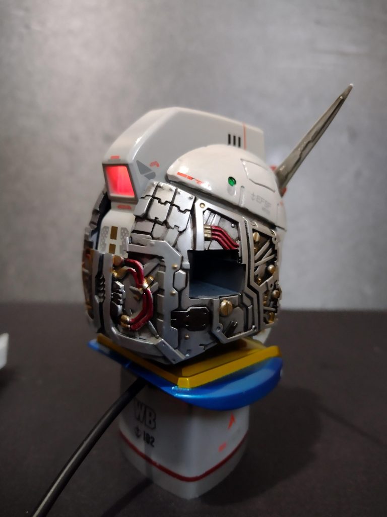 ちなみに土台は変換コンセントのケースを使用してます。