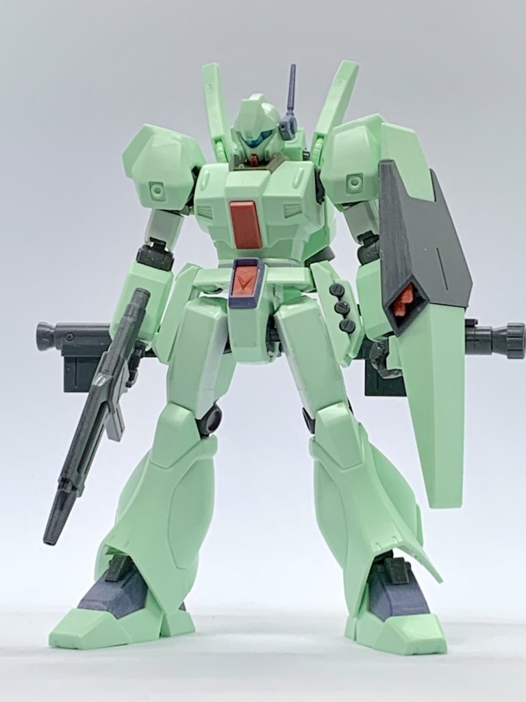 二の腕をリバイブガンダムのものに交換。ウエスト下半身側のパーツで1ミリ延長。太もも両サイドに0.5ミリプラ板を貼ってボリュームアップ。靴のつま先を切り取って2ミリ詰めて再接着。