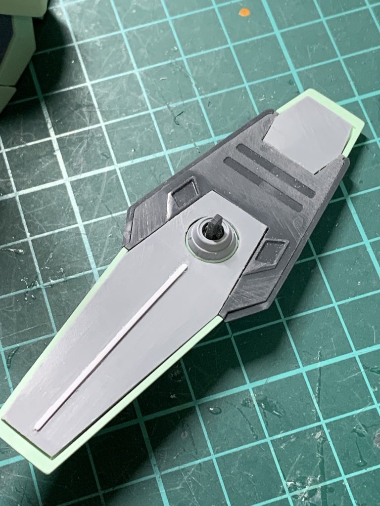 縦裏をプラ板で。腕への接続は肘に直付するように変更。逆シャアMSはこの向きで接続した方がなんかそれっぽい気がする。