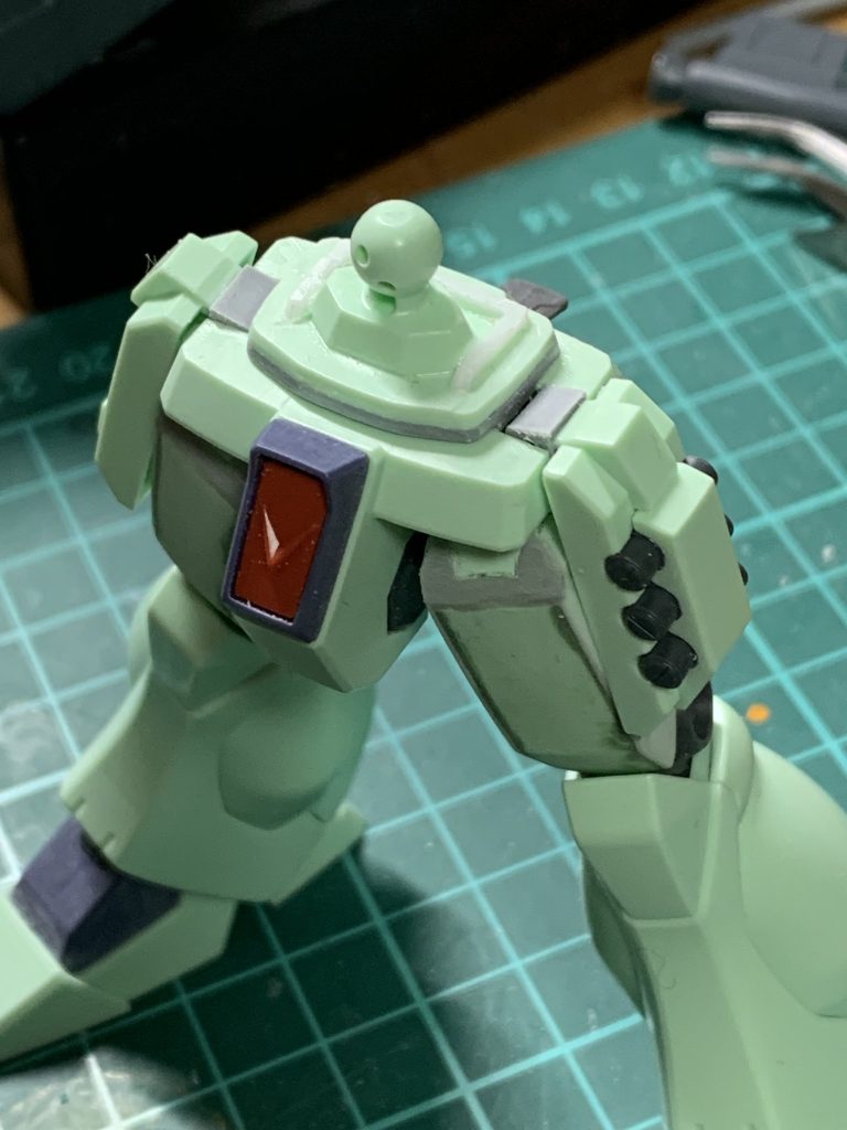 腰が入ったポーズにするのでスキマ隠しとストッパーを兼ねてプラ材貼ってます。