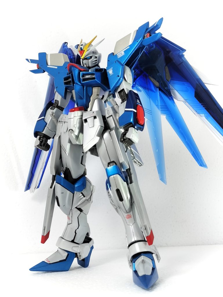 メタリック塗装とパール塗装は素のままの艶出しが上手く出来たのでクリアコートはしていません。勿論、素の艶を活かす都合上、デカール、墨入れ後のトップコートもかけられないので、写真撮影中に前胸部や左足の甲のデカールが無くなっていました😭　