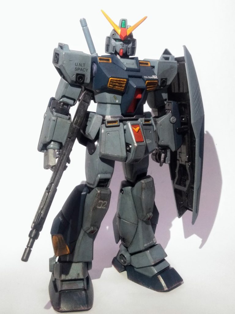 再九に成りますが、本棚の守護神である 『MG ガンダム RX-78 NT-1〔ver, 1.0〕』を晒して逝きます 😋 この子の初販は 1999年と成ります 😊 う~ん・・・何だか「バッチぃ」ですね 😩