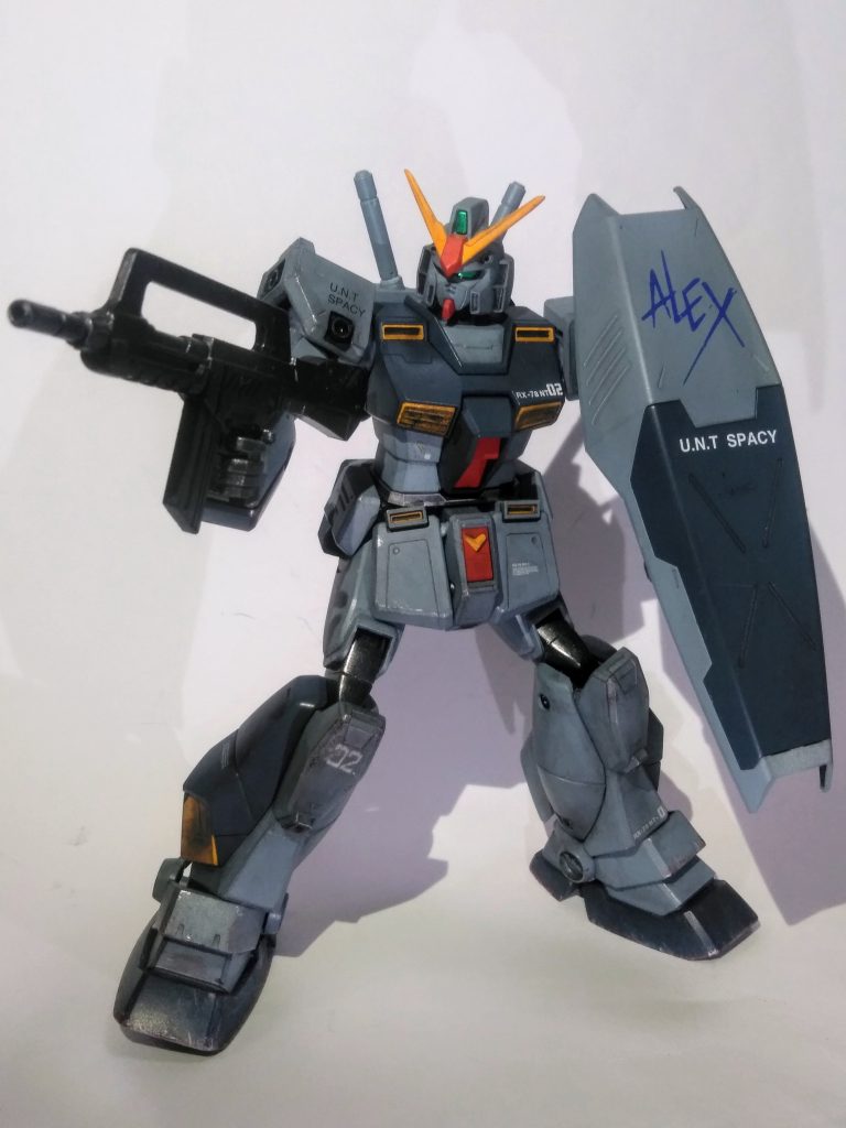 カッケー「ガンダムの代表」で良く 「ν ガンダム」が上がります🧐 が、この子だって同じ「出渕裕先生の子供❗しかも同期❗」決してヒケは取らないと考えます😤だけど余り話題に挙がらない気がするん ダヨナぁ 😢この「アサルト ライフル」の様なデザインの「ビーム ライフル」が兎に角カッコいい😍💕