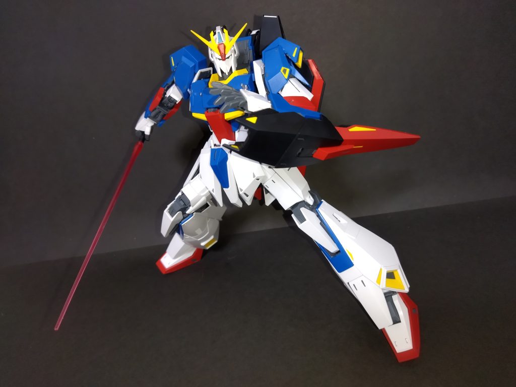 ビームサーベルを構え。変形ギミックを搭載しながらこれだけのポーズをとれるのはすごい。