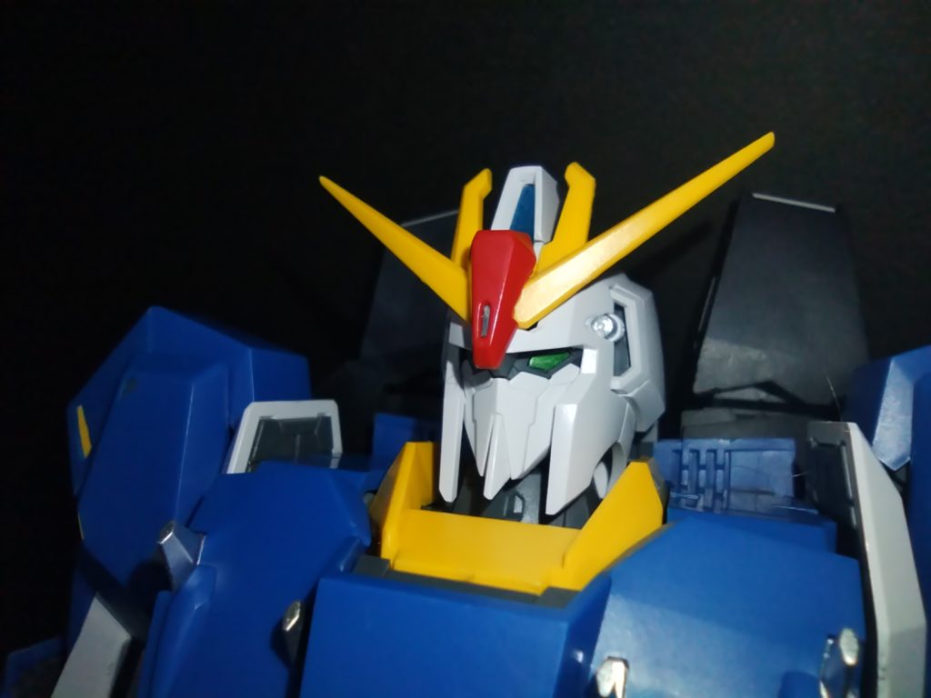 頭部。顔の部分をエラとアゴの部分削ってスマートに。センサーとツインアイは塗装。