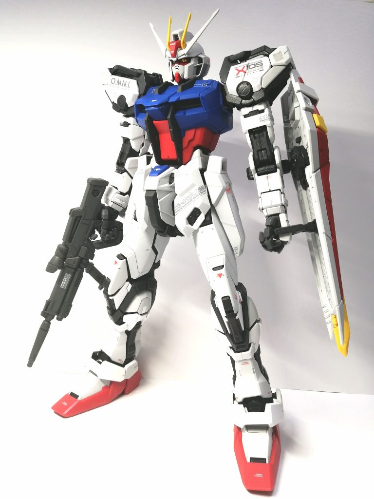 スミ入れ・水転写デカール貼り付け・つや消しトップコート仕上げですが、このPGストライクガンダム、めちゃくちゃかっこいいです。