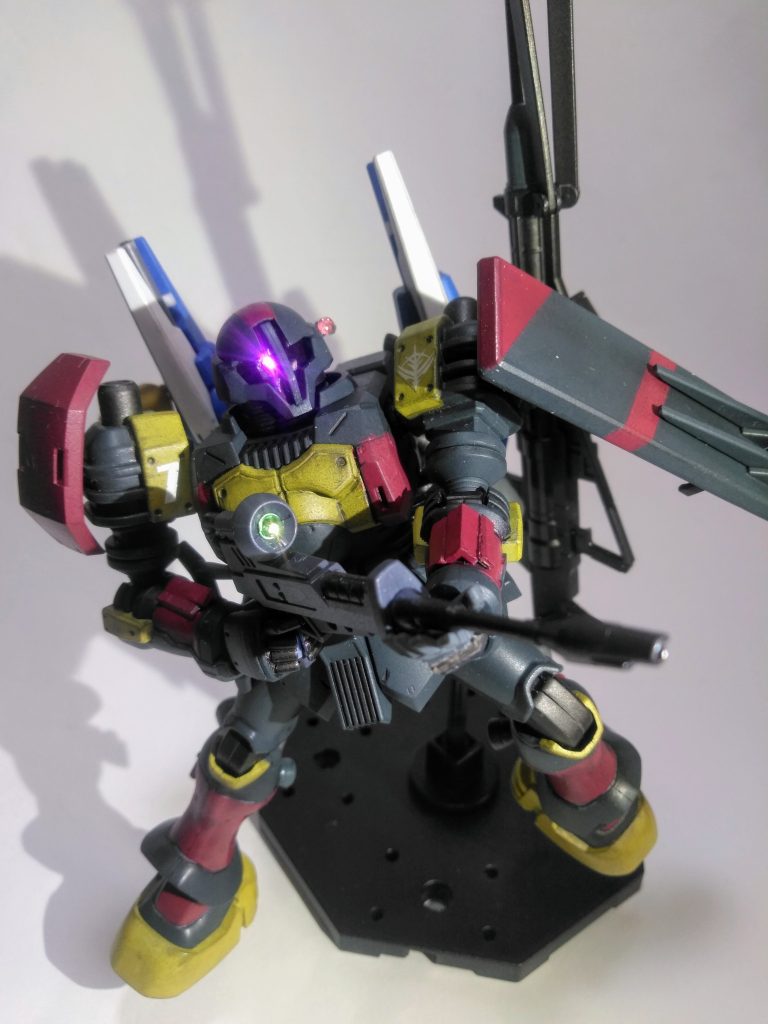 と、いう訳で『ヅダの発展型機体』という   『MS-10 G ヅダ G 型』コサエテみました🤣　　　　　　　　　　　　　　　　ビーム兵器が使えるんですよぅ❗😤 (妄想     だけど)　　　　　　　　　　　　　　　　　　　　　　　ゲーム『バトオペ(で、いいんですよね？)』出身の『ヅダ F 』を更に改良した！　　　　　と、いう事でお願い致します🙇　　　　　　　　(ヤッパリ妄想だけど)ハイ。何時もの御用達　　　　　　　　　　　　　　『ゲルググ用 ビーム ライフル』　　　　　　　　｢ジオンのビーム ライフル｣と、云えば               コレですよね😆　　　　　　　　　　　　　　　　　　　　うわぉぅ❗ヘ(゜ο°;)ノ｢モノアイ｣がメッチャ耀いてる🤣🤣