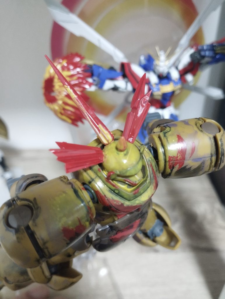 この爆発するデスアーミーの頭はガンプラビルダーパーツのバーニアエフェクトを適当な長さにカットして貼り付けたものです。「ガンダムファイト国際条約第一条！頭部を破壊された者は失格となる！」