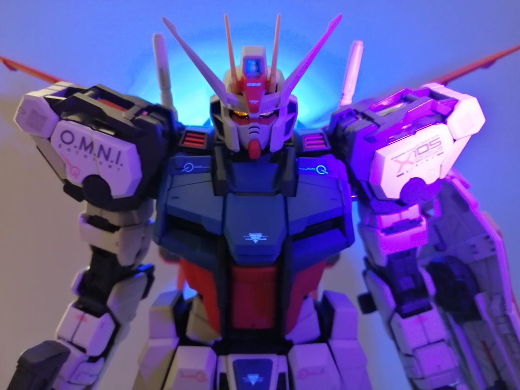 頭部カメラ等を蛍光カラーで塗装しようかと迷いましたが、今回は塗りませんでした。しかし、蛍光カラーがもともと付いているようで、頭部カメラ・ビームライフルスコープはUVライトで発光します。ラッキー😄最後まで見ていただき、ありがとうございます😸