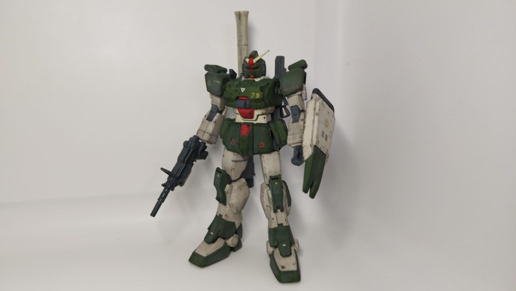 頭は息子が店頭の組み立て体験会で作ったガンダムのものになります。その時に誤って角を折ってしまいましたが、補修せずそのまま使用