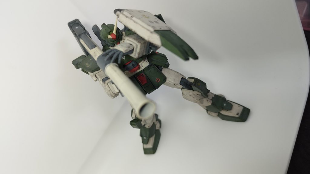 バズーカと手はREVIVEガンダムの物ですバズーカ取り回しの際に、折れた角がちょうど邪魔にならない感じになってました。